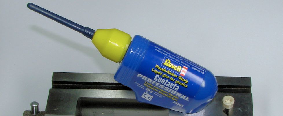 Plastikkleber neben der zusammengeklebten Felge