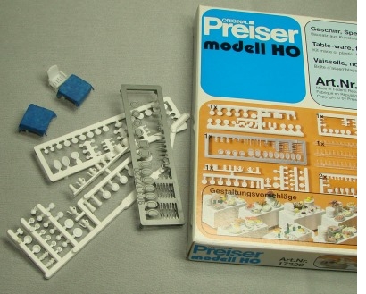 PREISER-Bausatz 'Geschirr, Speisen' und zwei Modelltische