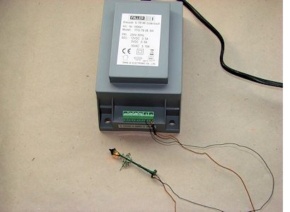 FALLER Lichttrafo, an den eine eingeschaltete Straßenlaterne angeschlossen ist