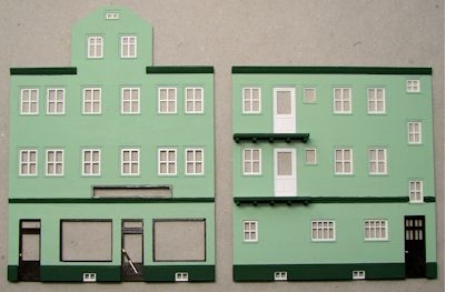 die farblich weiter verfeinerten Wandteile, nun mit Fenstern versehen
