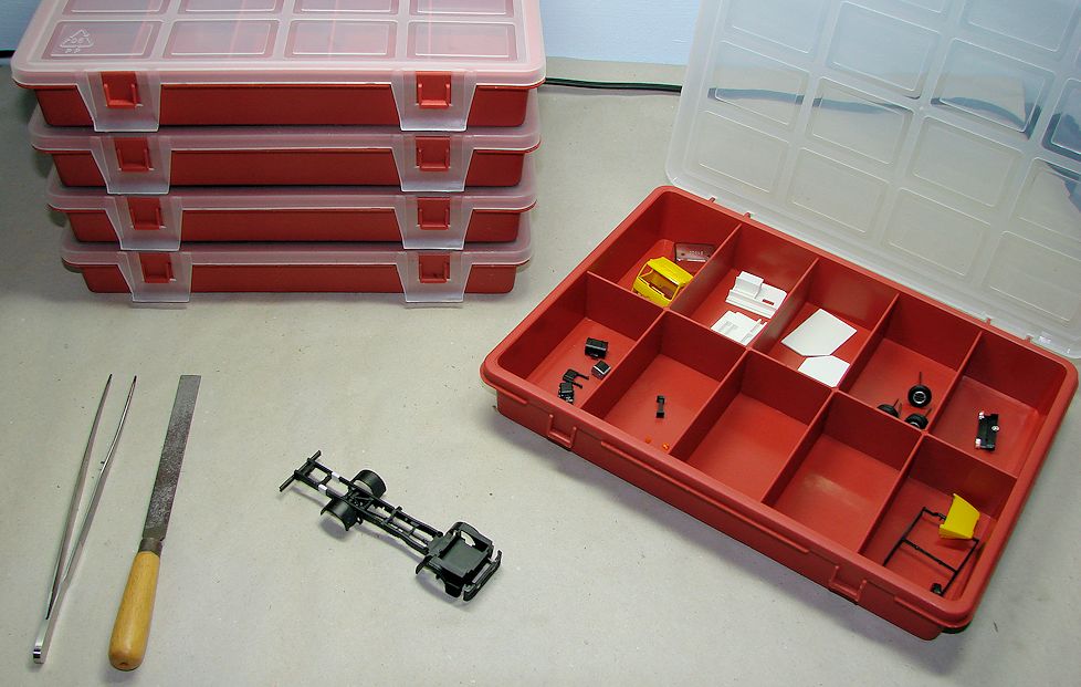 Basteltisch mit Kleinteileboxen und Werkzeug